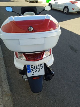 Moto Scooter Blanca con Baúl