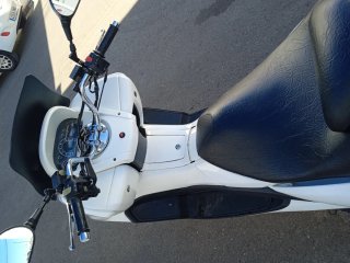 Moto Scooter Blanca con Baúl