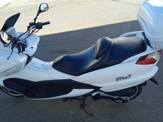 Moto Scooter Blanca con Baúl