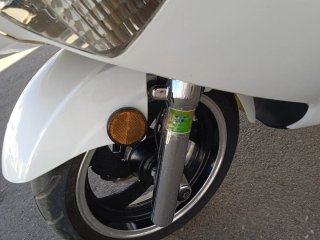 Moto Scooter Blanca con Baúl