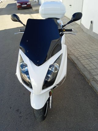Moto Scooter Blanca con Baúl