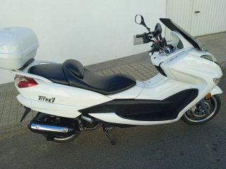 Moto Scooter Blanca con Baúl