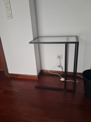 Mesa auxiliar metal y cristal negro