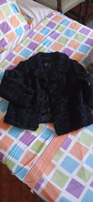 Abrigo negro de pelo rizado