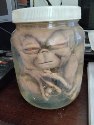 Alien de látex 17cm  altura decorativo Se rellena