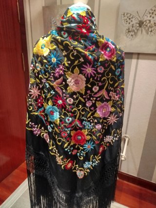 Mantón de Manila bordado flores