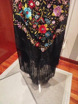 Mantón de Manila bordado flores