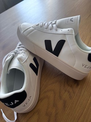 Veja Zapatillas Blancas y Negras
