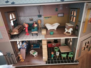 Casita de muñecas de madera