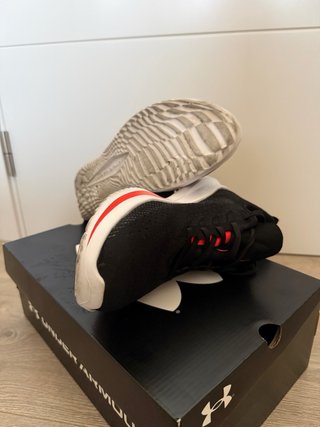 Zapatillas Under Armour Flow Negro/Rojo T-43