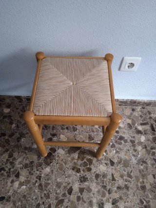 Taburete de madera con asiento eneas
