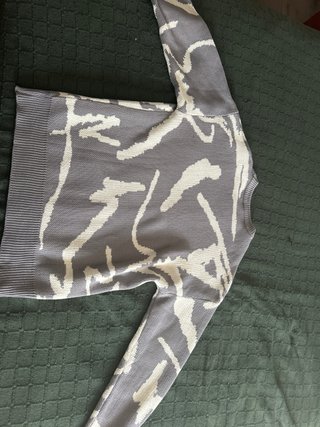 Jersey estampado gris y blanco