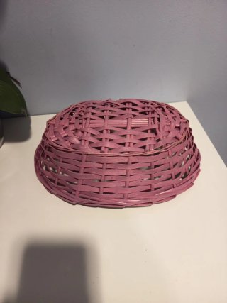 Cesta pequeña de mimbre rosa