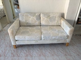 Sofá de tela beige y verde