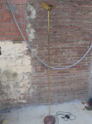 Lámpara de pie dorada y madera