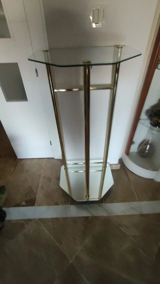 Mesa auxiliar cristal y metal dorado