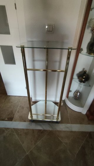 Mesa auxiliar cristal y metal dorado
