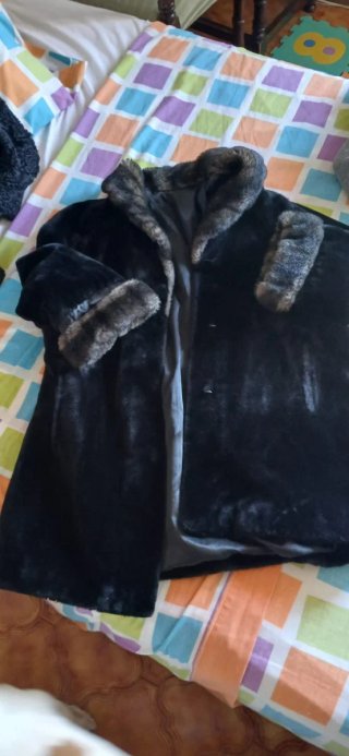 Abrigo negro con detalles grises