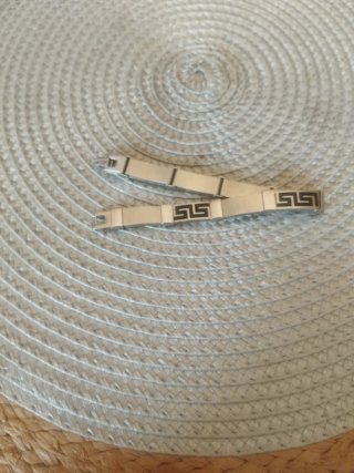 Pulsera metálica con diseño griego