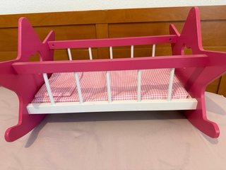 Cuna mecedora rosa para muñeca