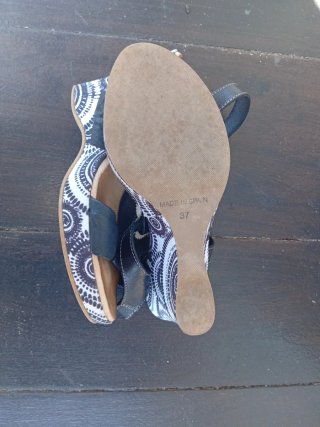Sandalias de cuña negras y blancas de piel