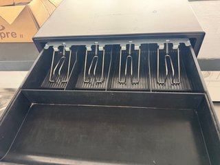 Caja refrigeradora negra
