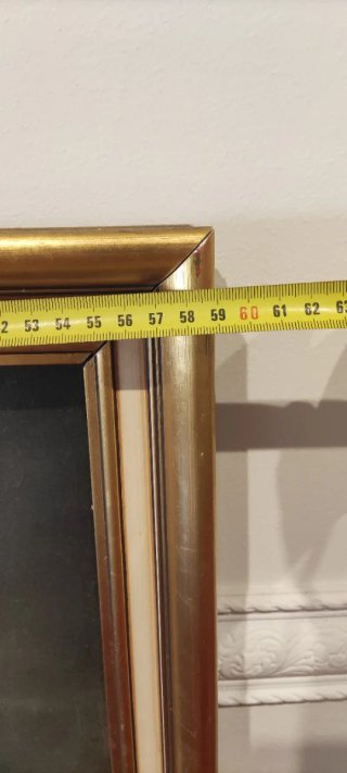 Cuadro mujer con bolso dorado