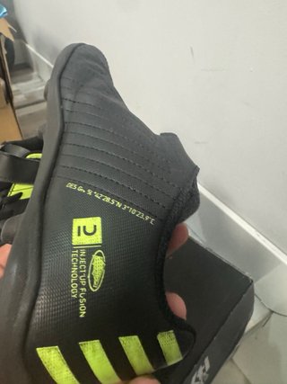 Tacos de fútbol negros de niño talla 33