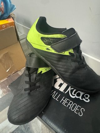 Tacos de fútbol negros de niño talla 33