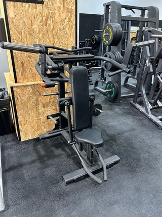 Máquina Press Hombro + Pájaro y Remo al mentón