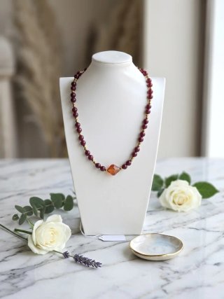 Collar hecho a mano con cuentas rojas y doradas