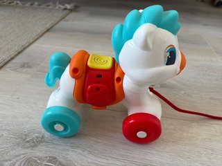 Pony de arrastre para bebé Clementoni