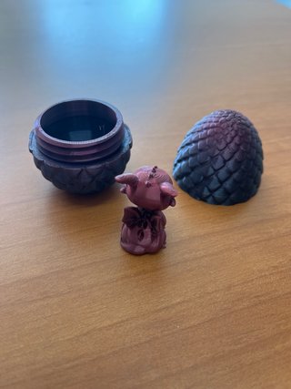 Huevo de dragón Dracarys con cría