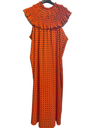 Vestido naranja con cuello fruncido