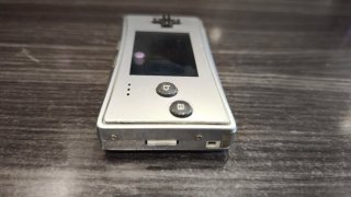 Game Boy Micro Plata + Cargador USB y Soporte 3D