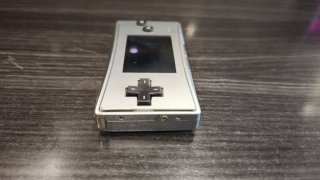Game Boy Micro Plata + Cargador USB y Soporte 3D