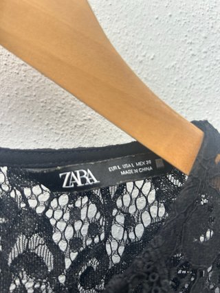 Vestido negro Zara con encaje