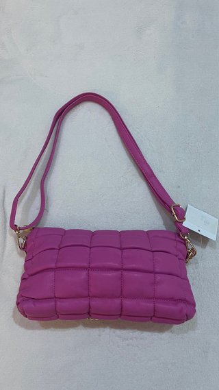 Bolso rosa acolchado con cadena dorada Nuevo