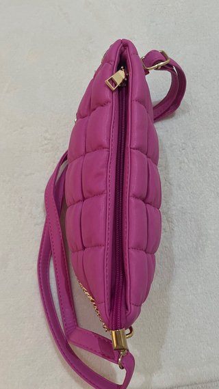 Bolso rosa acolchado con cadena dorada Nuevo