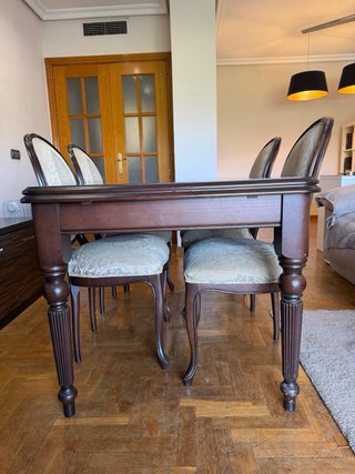 Conjunto mesa y 4 sillas madera estilo clásico