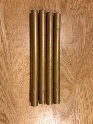 Pistola de lacre y barras doradas