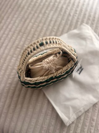 Bolso de mano beige y verde