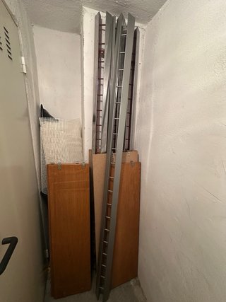 Estantería metálica con baldas de madera