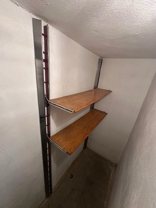Estantería metálica con baldas de madera