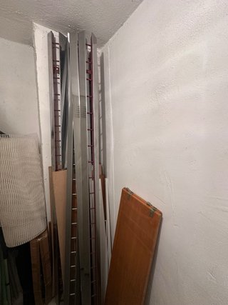 Estantería metálica con baldas de madera