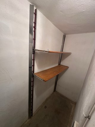 Estantería metálica con baldas de madera