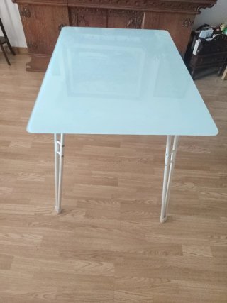Mesa de cristal y metal para jardín