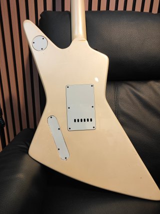 Guitarra eléctrica Maeari Explorer made in Korea