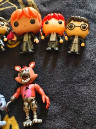 Figuras de Harry Potter y 2 adicionales.