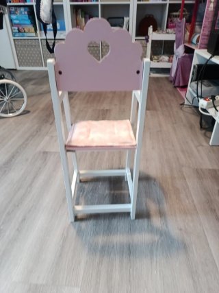 Trona de juguete rosa y blanca